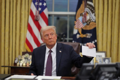 Donaldas Trumpas rengia privačią vakarienę didžiausiems TRUMP kriptovaliutos turėtojams: politinės ir rinkos reakcijos